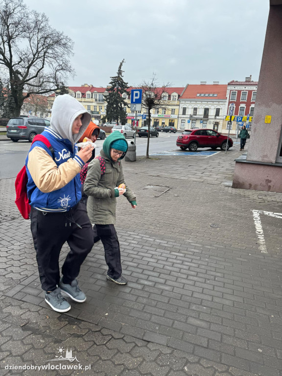 Tłusty Czwartek 2025: Radni KO rozdają pączki