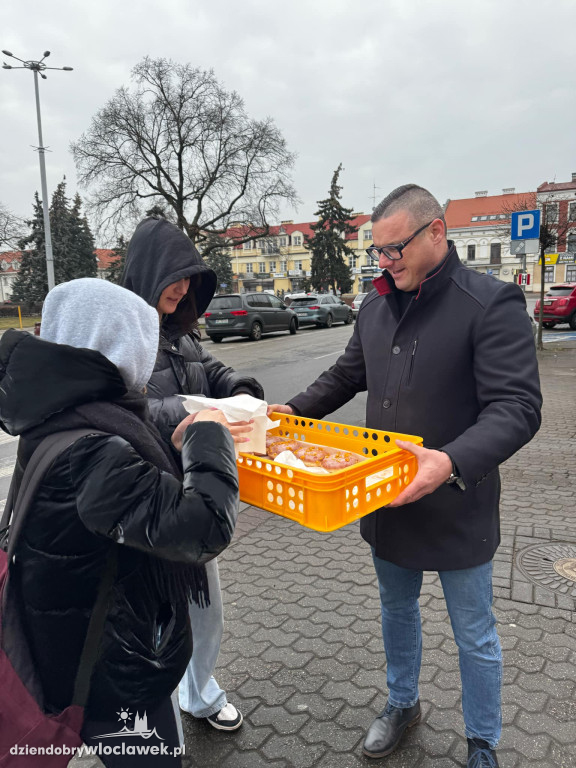 Tłusty Czwartek 2025: Radni KO rozdają pączki
