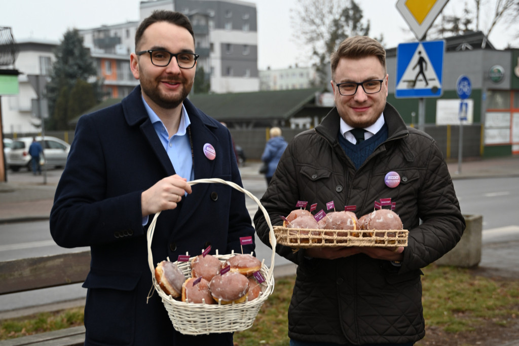 Tłusty Czwartek 2025: Piotr Kowal rozdaje pączki