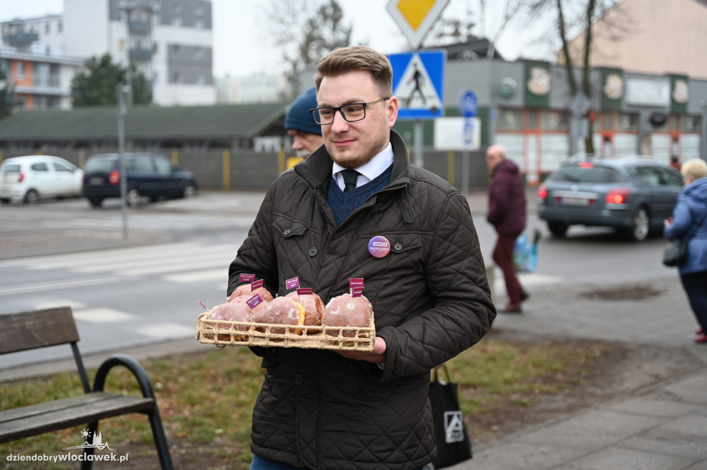 Tłusty Czwartek 2025: Piotr Kowal rozdaje pączki