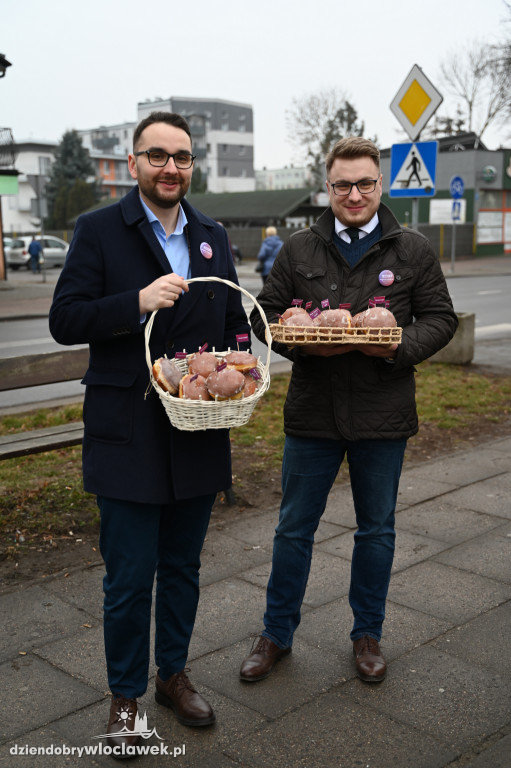 Tłusty Czwartek 2025: Piotr Kowal rozdaje pączki