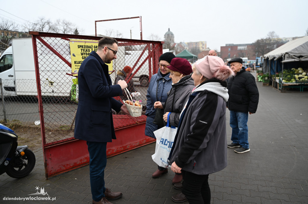 Tłusty Czwartek 2025: Piotr Kowal rozdaje pączki