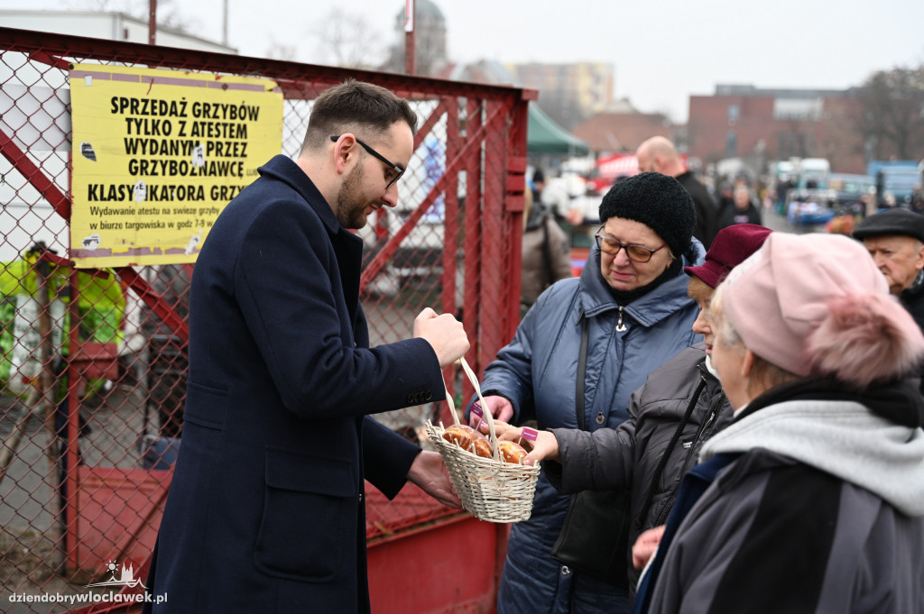 Tłusty Czwartek 2025: Piotr Kowal rozdaje pączki