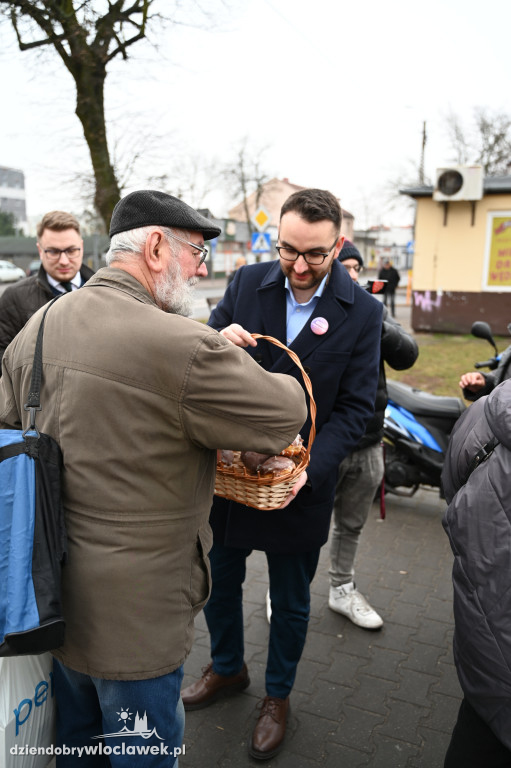 Tłusty Czwartek 2025: Piotr Kowal rozdaje pączki