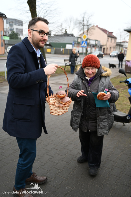 Tłusty Czwartek 2025: Piotr Kowal rozdaje pączki