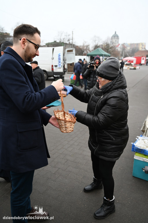 Tłusty Czwartek 2025: Piotr Kowal rozdaje pączki