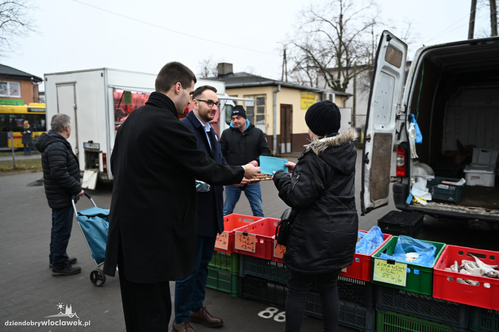 Tłusty Czwartek 2025: Piotr Kowal rozdaje pączki