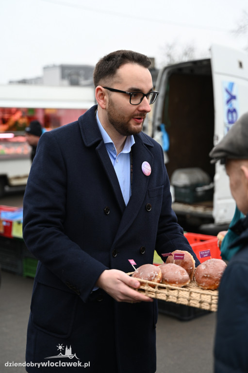 Tłusty Czwartek 2025: Piotr Kowal rozdaje pączki