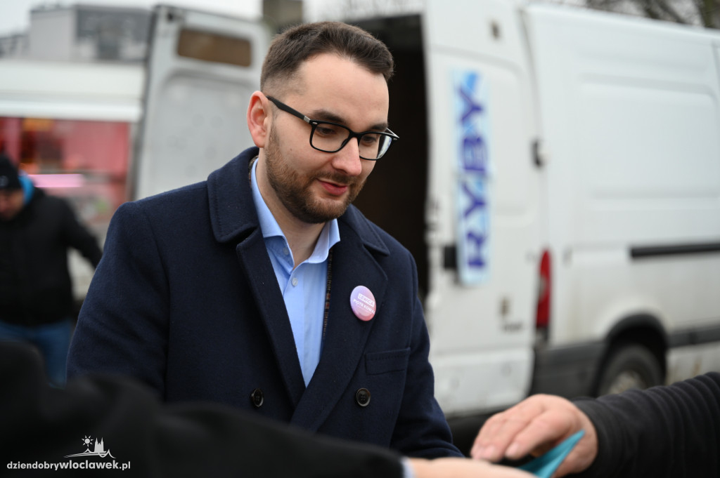 Tłusty Czwartek 2025: Piotr Kowal rozdaje pączki