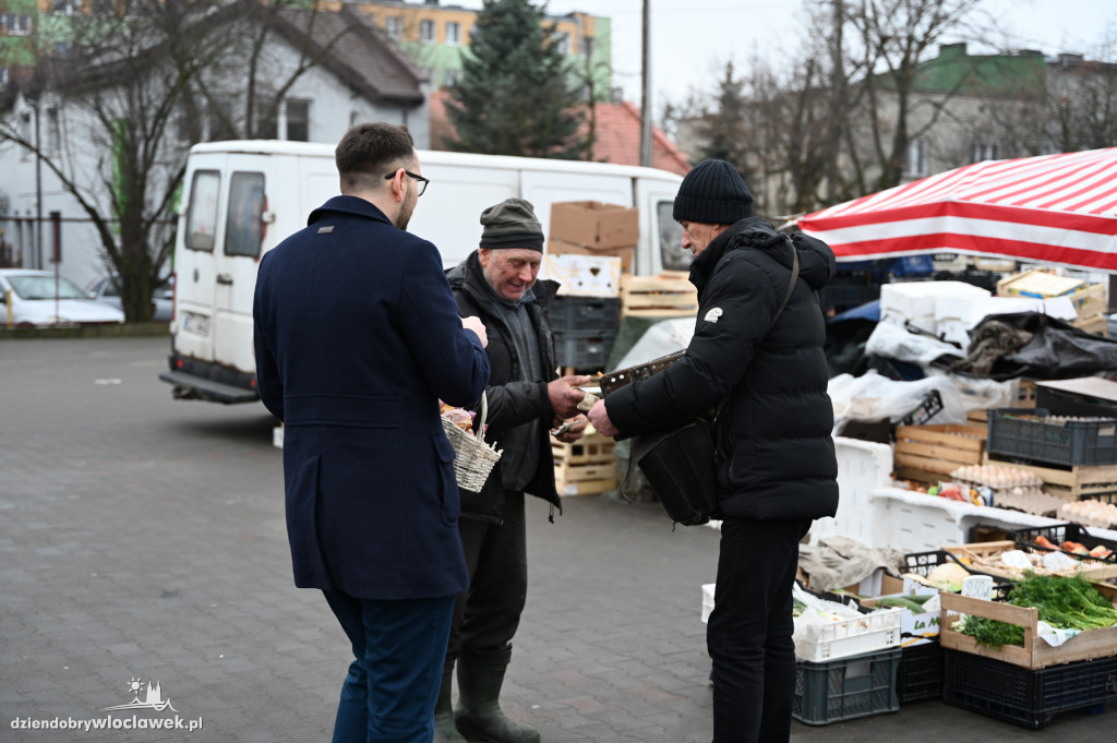 Tłusty Czwartek 2025: Piotr Kowal rozdaje pączki