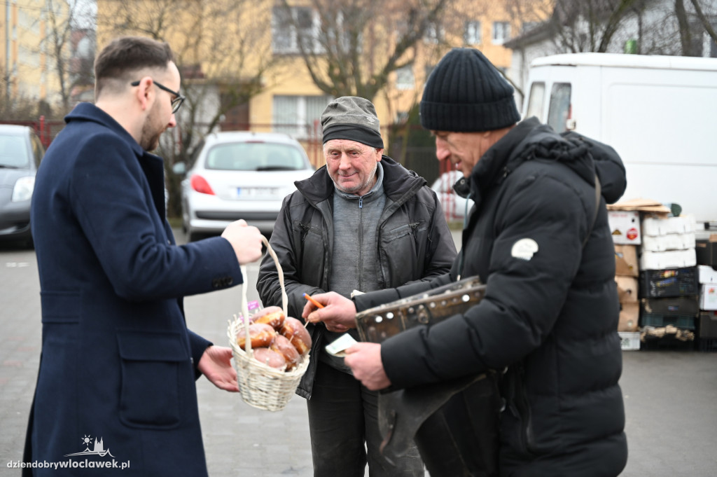 Tłusty Czwartek 2025: Piotr Kowal rozdaje pączki