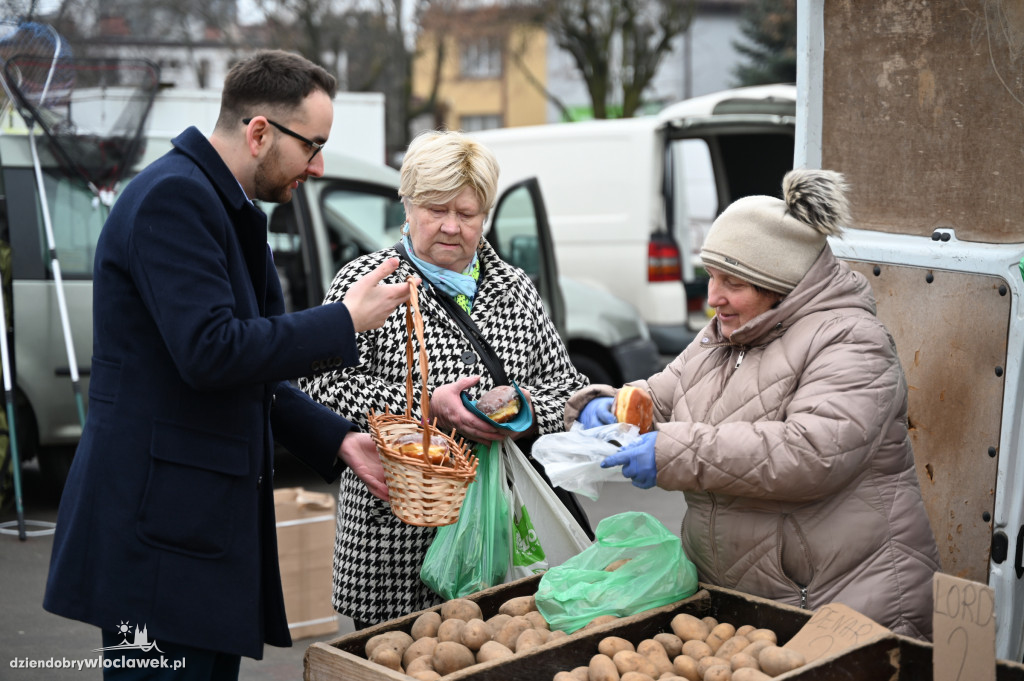 Tłusty Czwartek 2025: Piotr Kowal rozdaje pączki