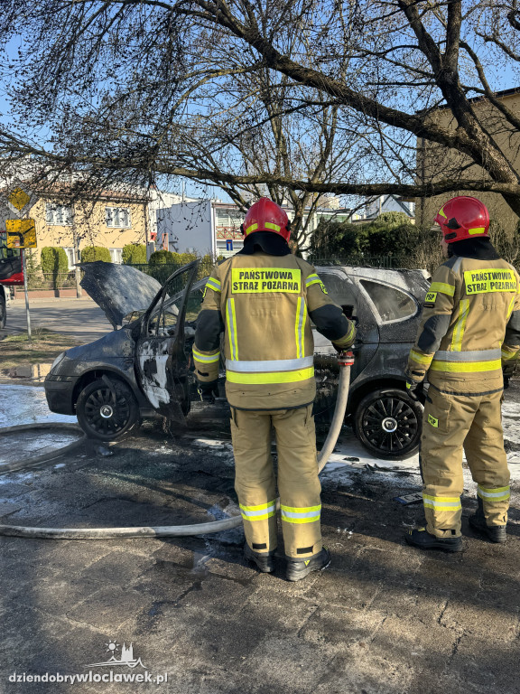 Pożar samochodu przy ulicy Hutniczej