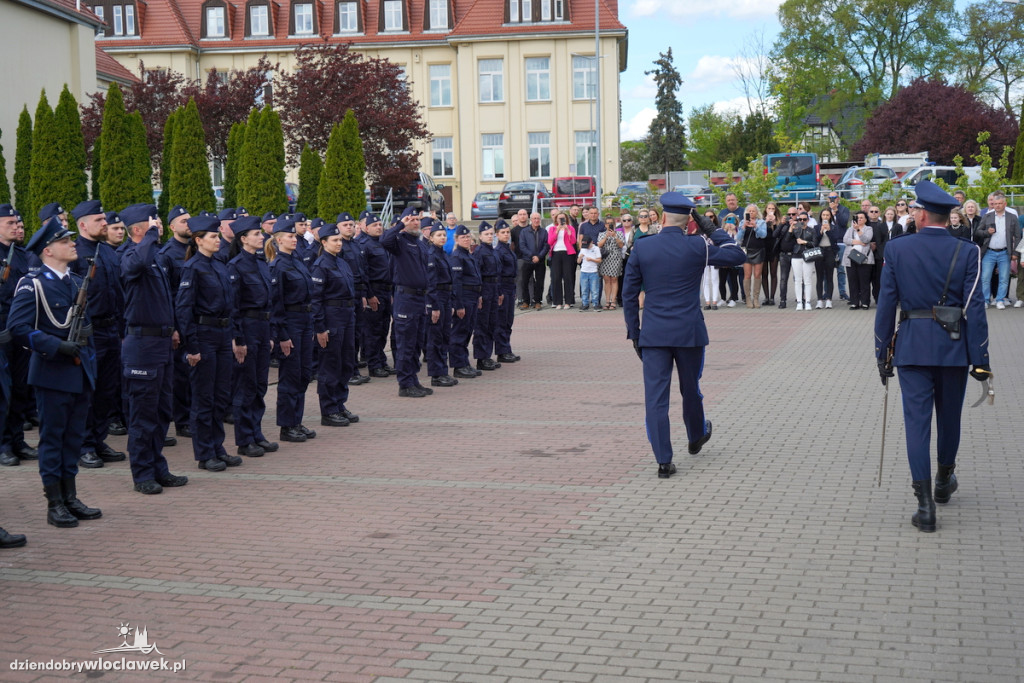 Ślubowanie policjantów - sześciu trafi do Włocławka