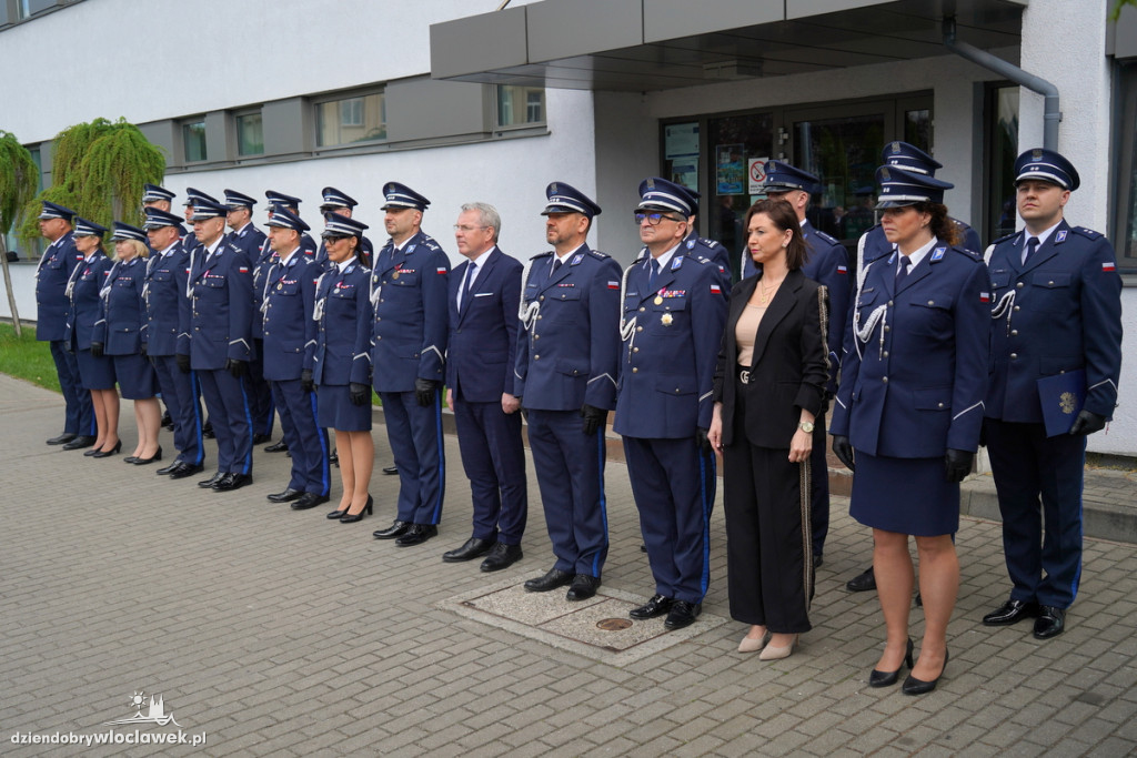 Ślubowanie policjantów - sześciu trafi do Włocławka