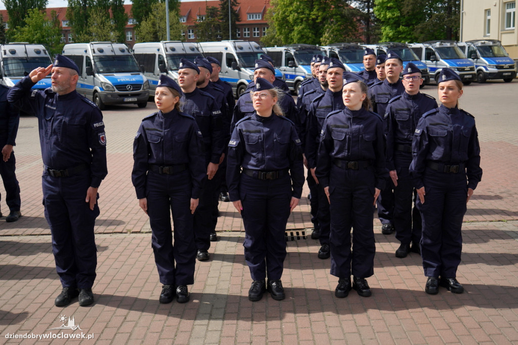 Ślubowanie policjantów - sześciu trafi do Włocławka