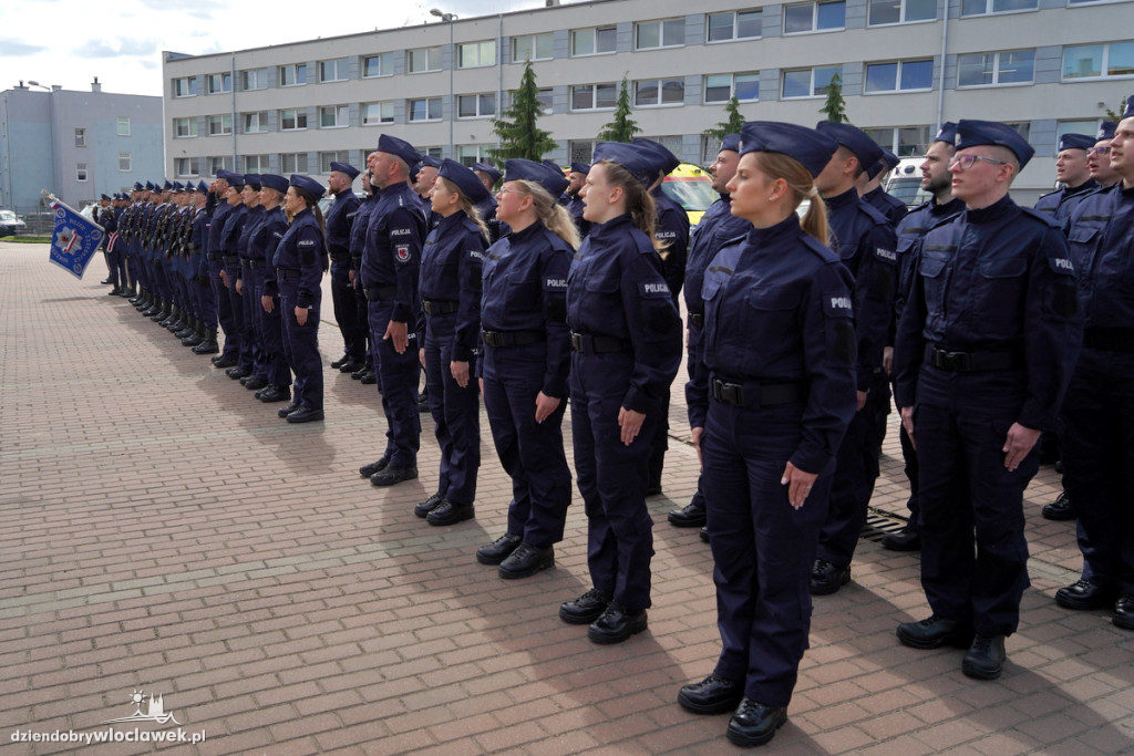 Ślubowanie policjantów - sześciu trafi do Włocławka