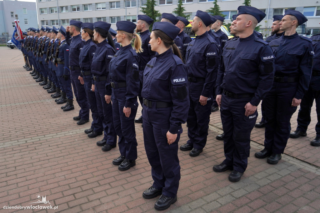 Ślubowanie policjantów - sześciu trafi do Włocławka