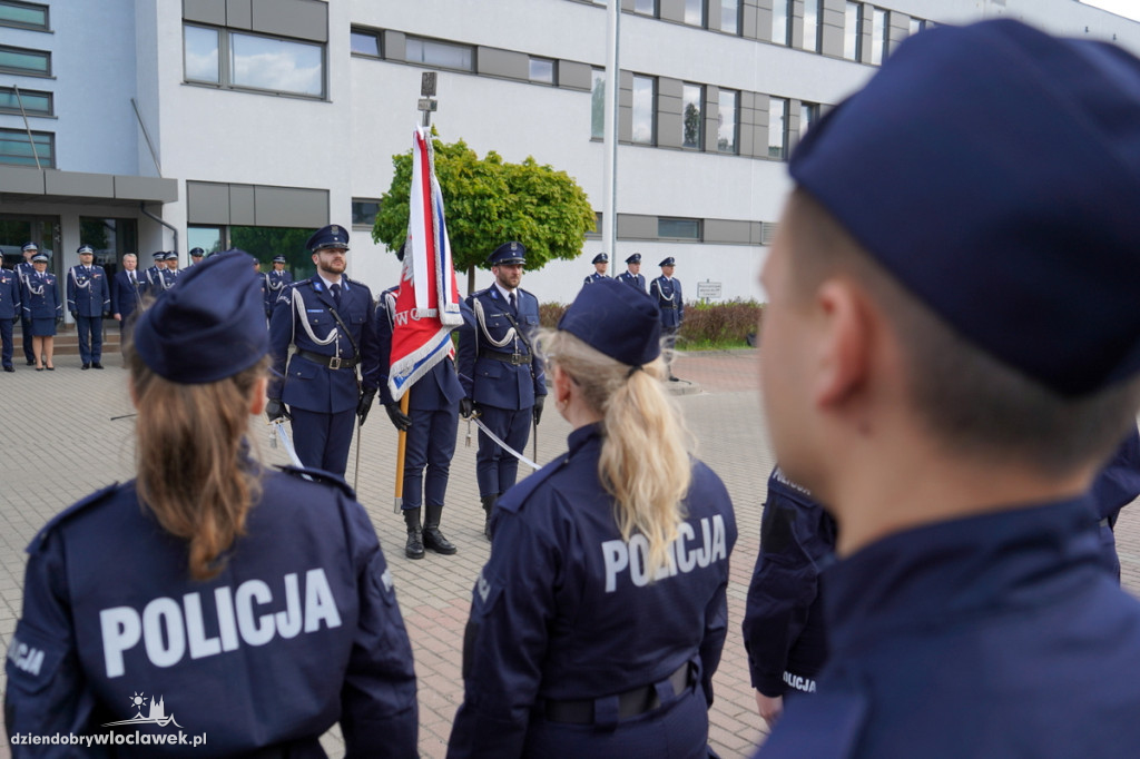 Ślubowanie policjantów - sześciu trafi do Włocławka
