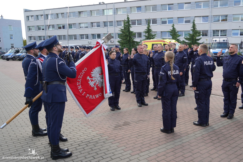 Ślubowanie policjantów - sześciu trafi do Włocławka