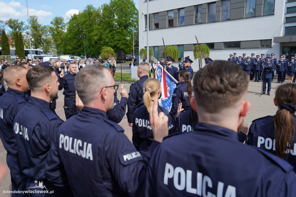 Ślubowanie policjantów - sześciu trafi do Włocławka