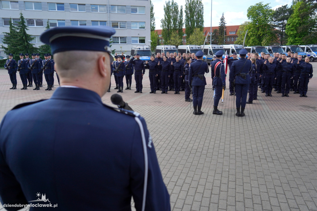 Ślubowanie policjantów - sześciu trafi do Włocławka