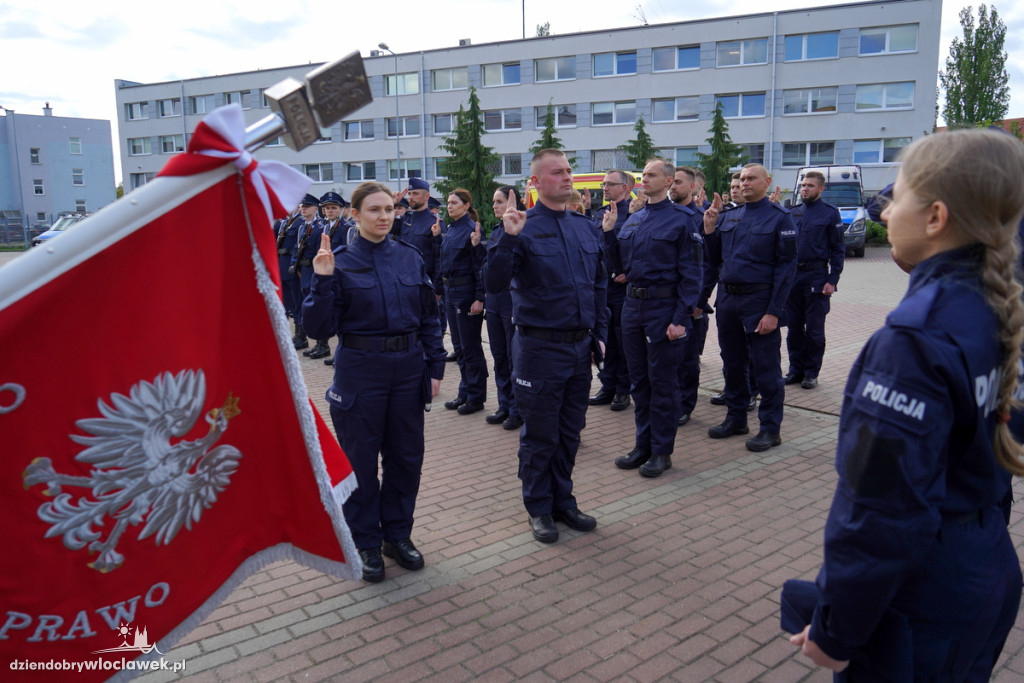 Ślubowanie policjantów - sześciu trafi do Włocławka