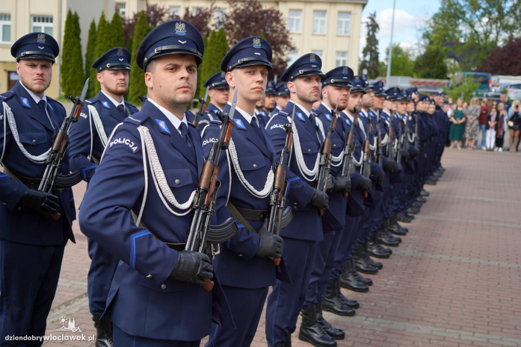 Ślubowanie policjantów - sześciu trafi do Włocławka