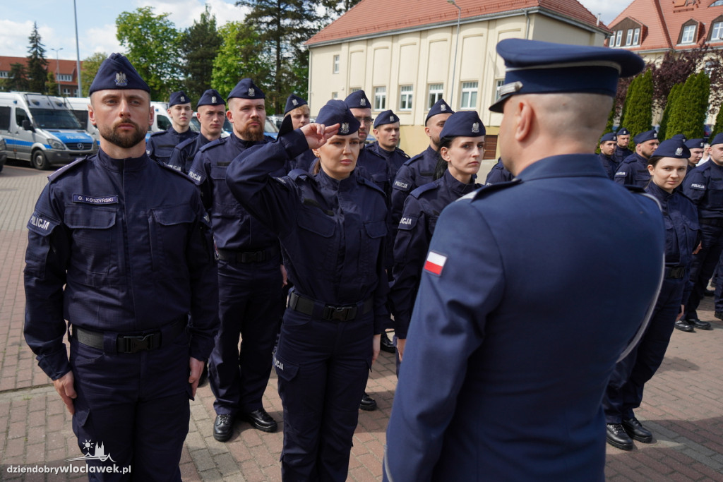 Ślubowanie policjantów - sześciu trafi do Włocławka