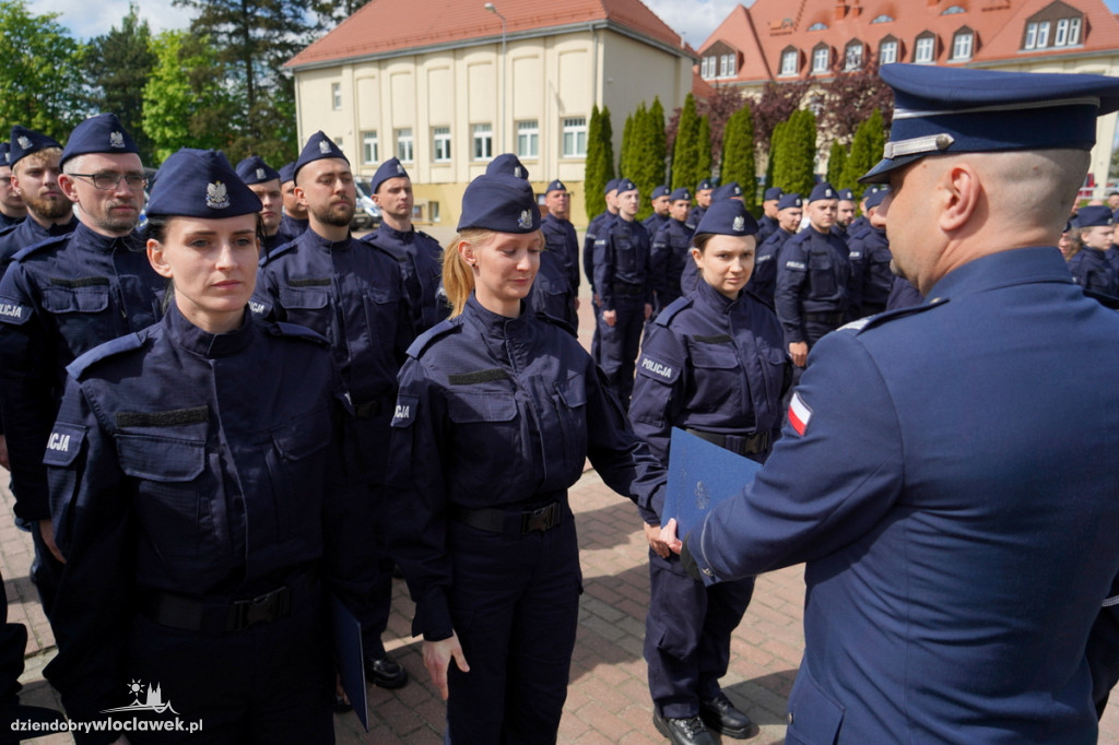 Ślubowanie policjantów - sześciu trafi do Włocławka