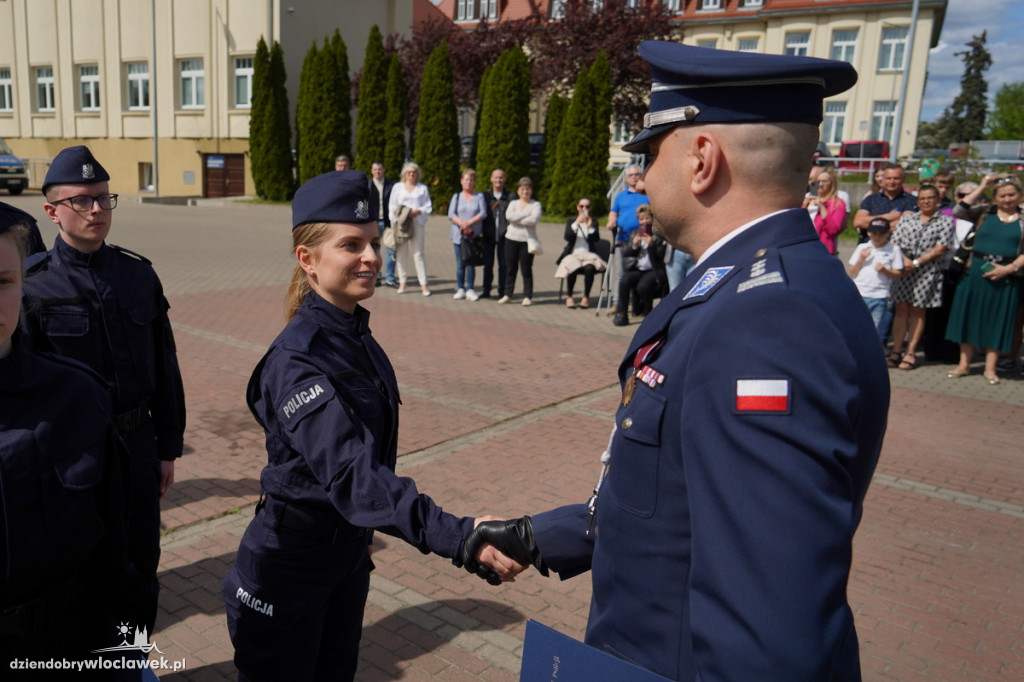 Ślubowanie policjantów - sześciu trafi do Włocławka