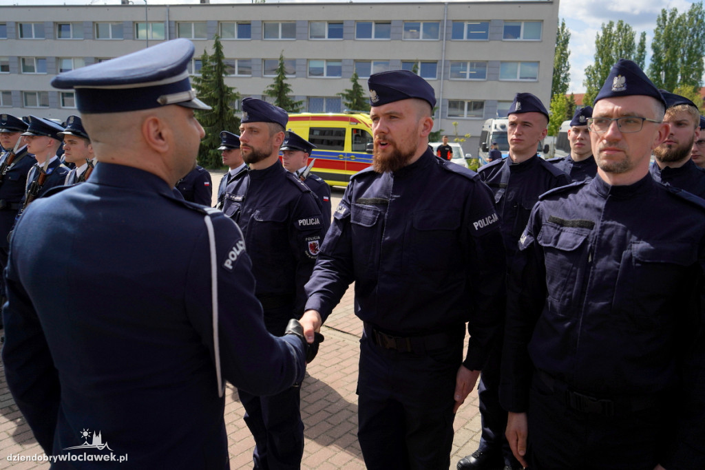 Ślubowanie policjantów - sześciu trafi do Włocławka