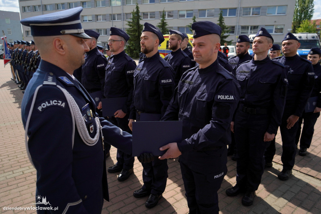 Ślubowanie policjantów - sześciu trafi do Włocławka