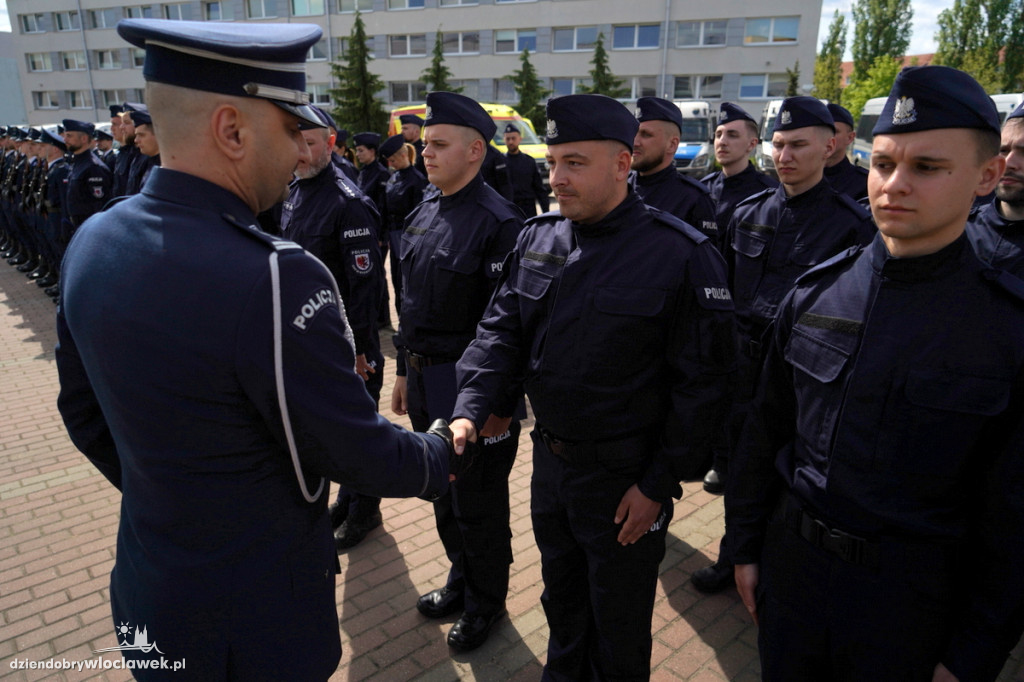 Ślubowanie policjantów - sześciu trafi do Włocławka