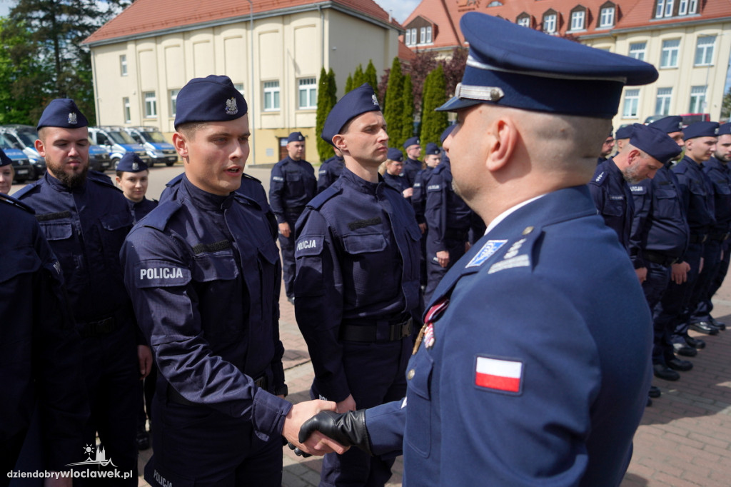 Ślubowanie policjantów - sześciu trafi do Włocławka
