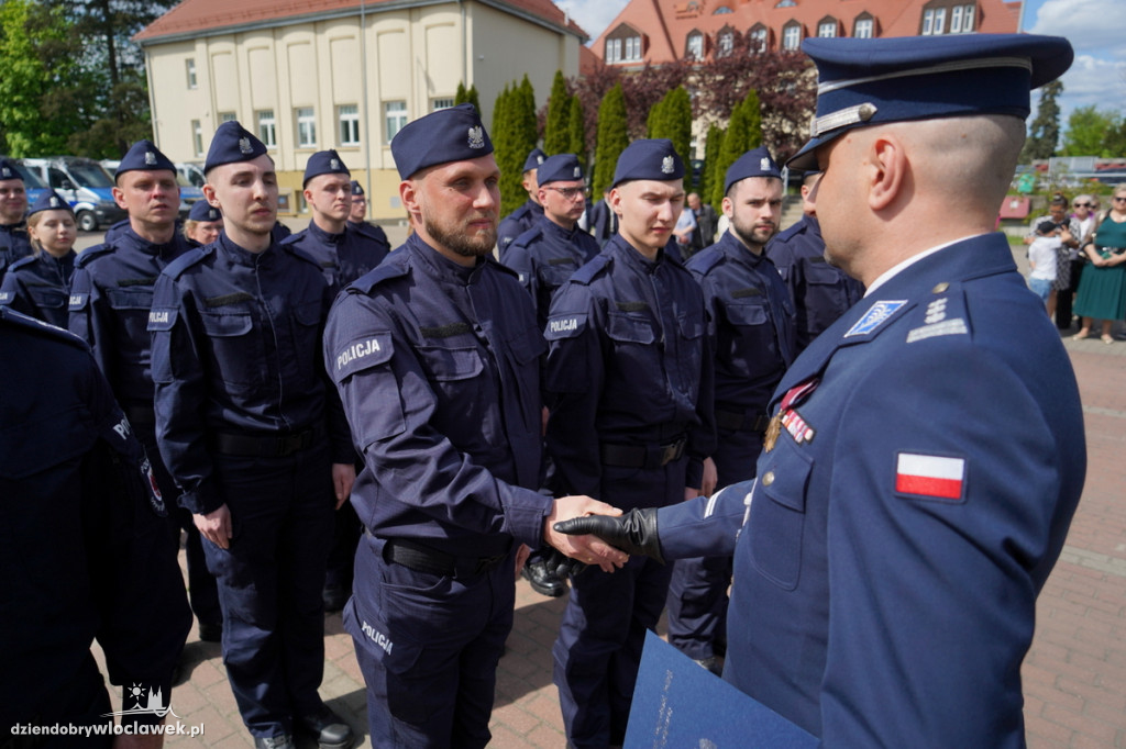 Ślubowanie policjantów - sześciu trafi do Włocławka