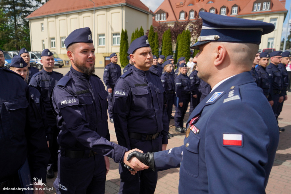 Ślubowanie policjantów - sześciu trafi do Włocławka