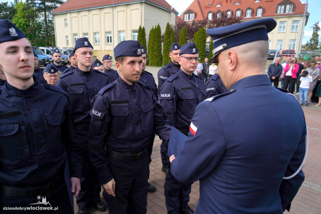 Ślubowanie policjantów - sześciu trafi do Włocławka