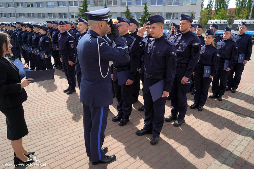 Ślubowanie policjantów - sześciu trafi do Włocławka