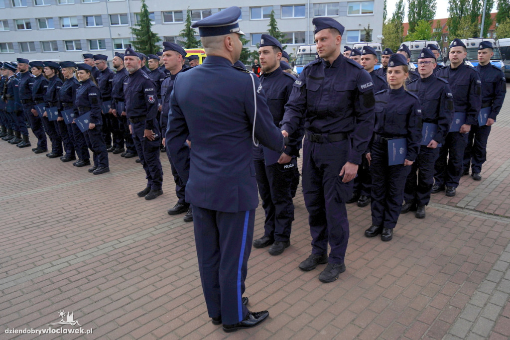 Ślubowanie policjantów - sześciu trafi do Włocławka