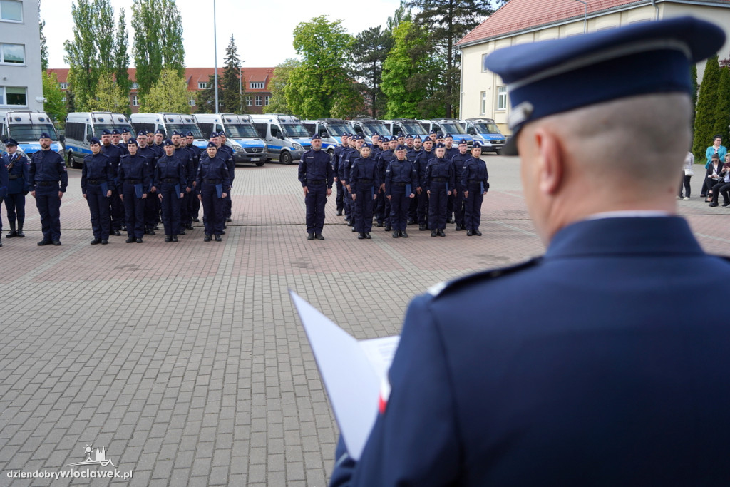 Ślubowanie policjantów - sześciu trafi do Włocławka