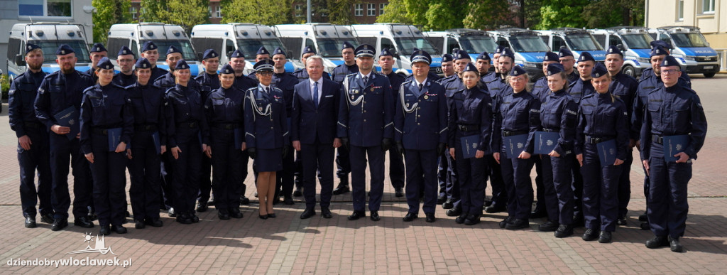 Ślubowanie policjantów - sześciu trafi do Włocławka