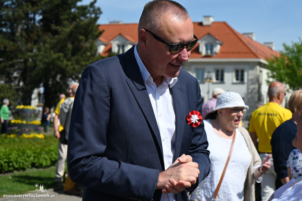 Przemarsz ze 100-metrową biało-czerwoną