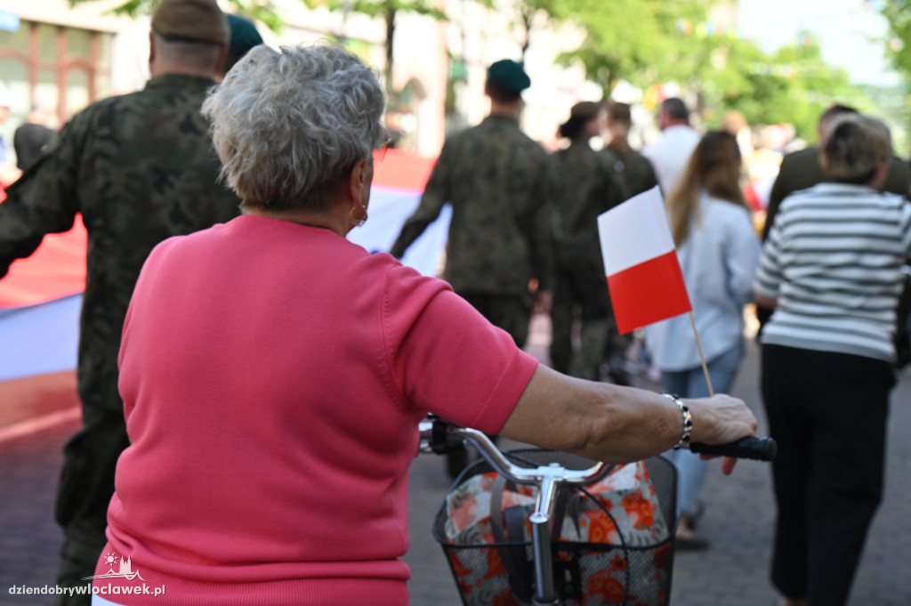 Przemarsz ze 100-metrową biało-czerwoną