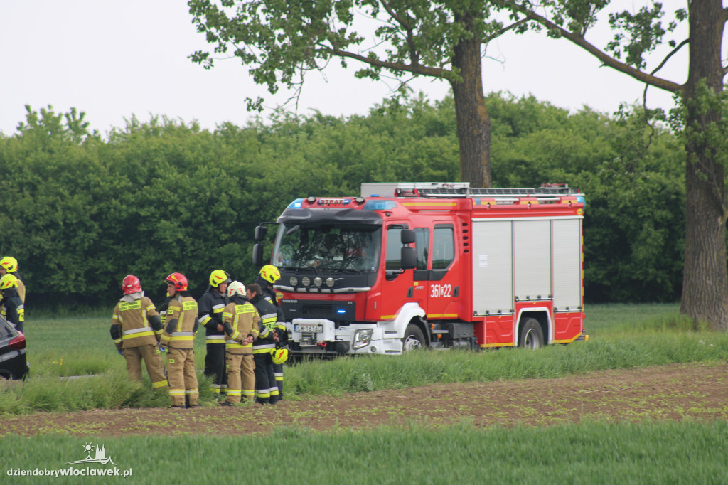 Auto w rowie