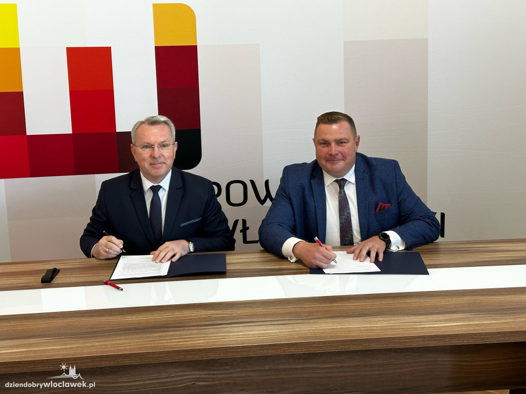 Podpisanie umów w Starostwie Powiatowym