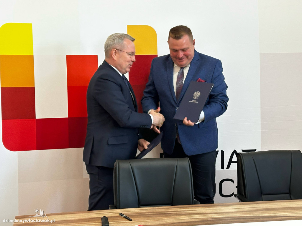 Podpisanie umów w Starostwie Powiatowym