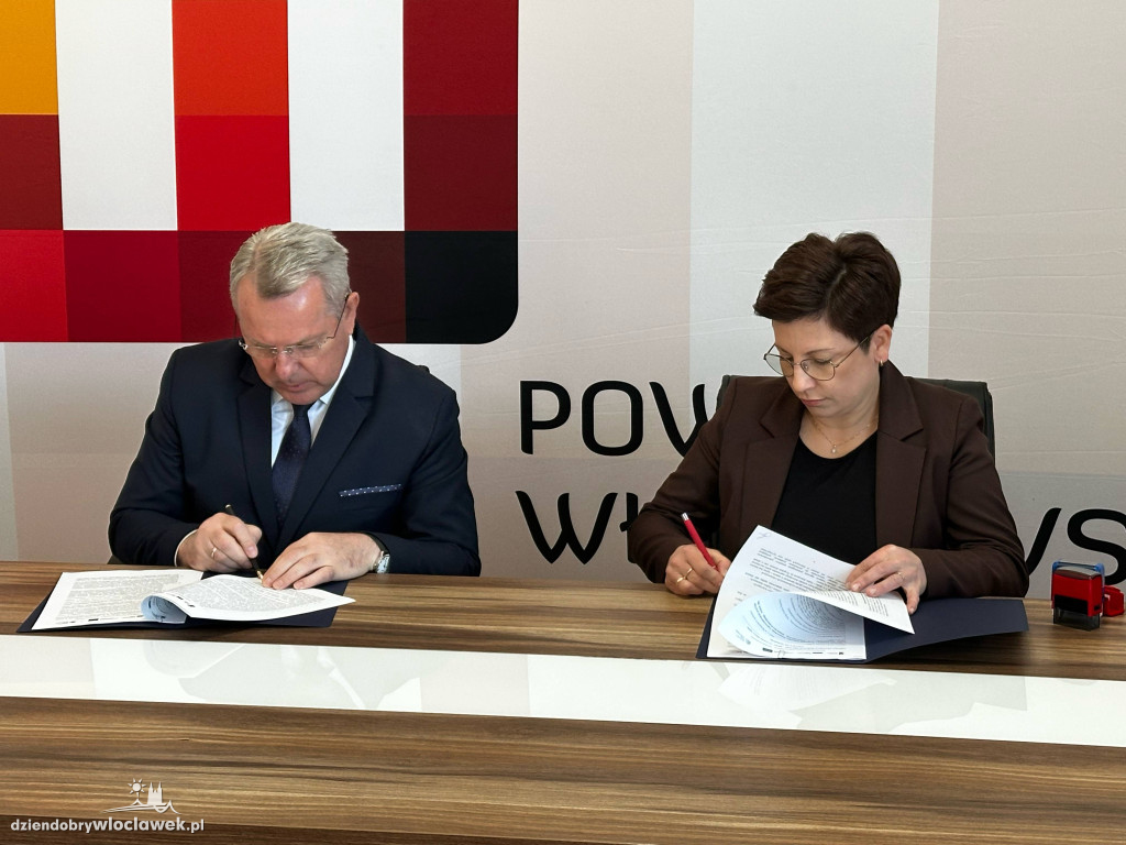 Podpisanie umów w Starostwie Powiatowym