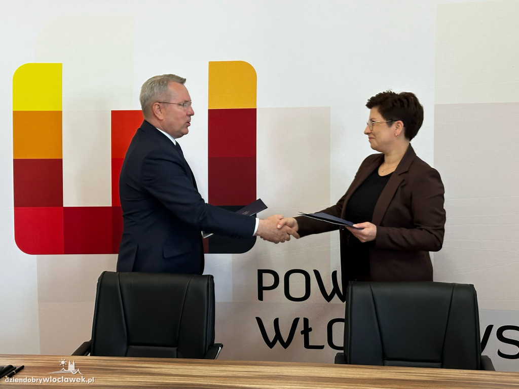 Podpisanie umów w Starostwie Powiatowym