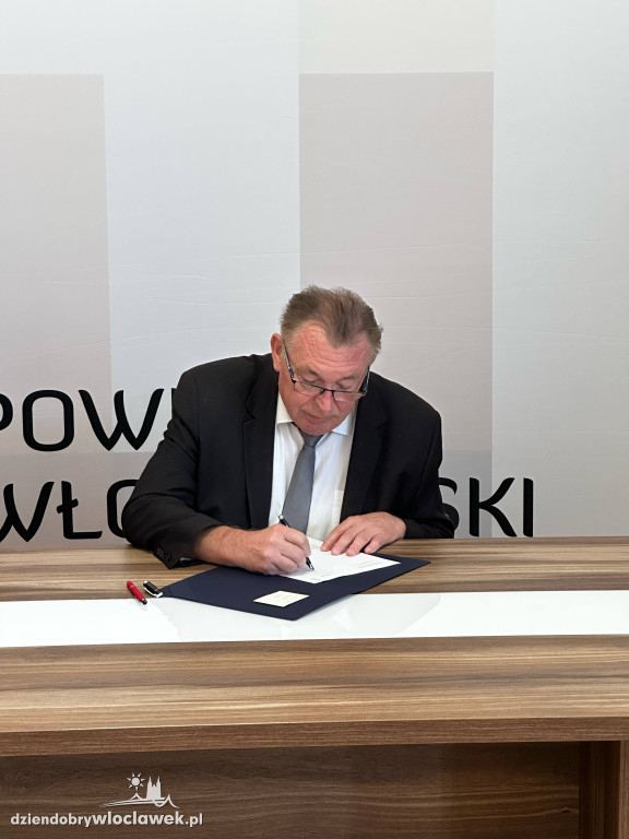 Podpisanie umów w Starostwie Powiatowym